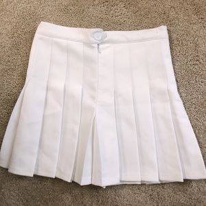 XIN YI ZU Wears White tennis Skirt